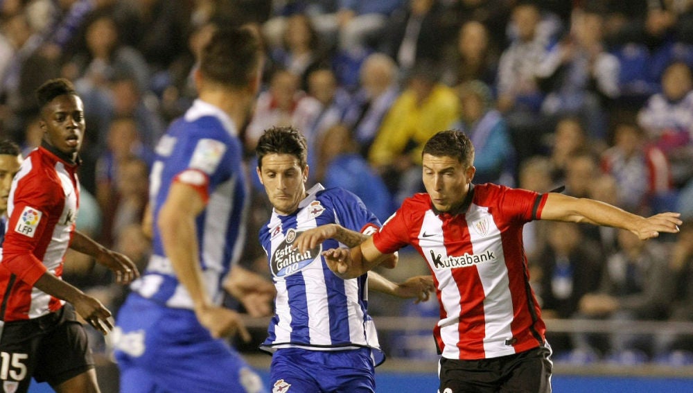 Disputa de balón en Riazor