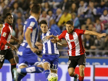 Disputa de balón en Riazor