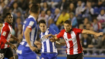 Disputa de balón en Riazor