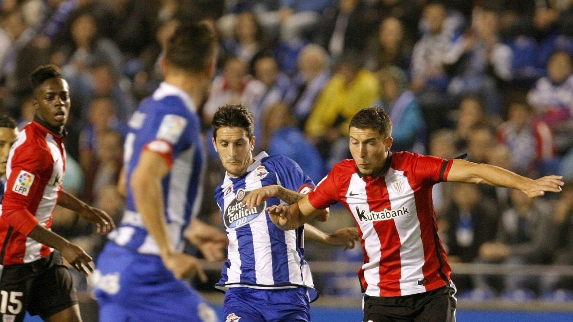 Disputa de bal&oacute;n en Riazor