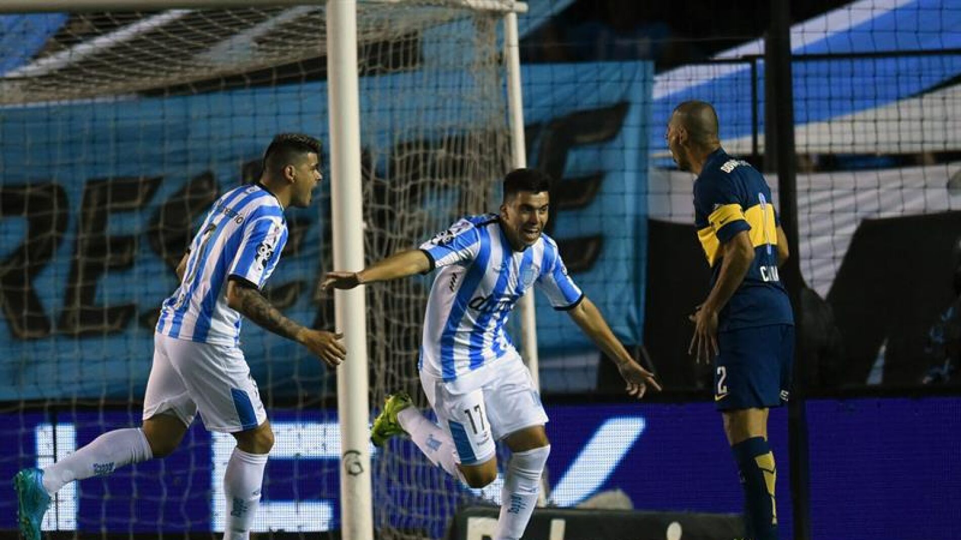 Marcos Acu&ntilde;a celebra su gol ante Boca Juniors