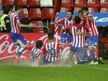 Los jugadores del Sporting celebran el primer gol del partido