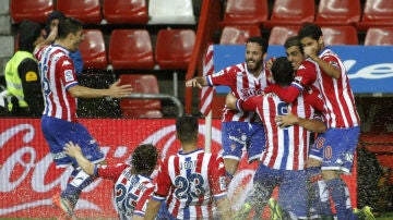 Los jugadores del Sporting celebran el primer gol del partido
