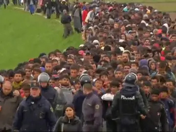 Croacia abre un paso fronterizo para permitir entrada a miles de refugiados Croacia abre un paso fronterizo para permitir entrada a miles de refugiados