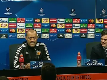 Nuno y su traductor, durante la rueda de prensa Nuno y su traductor, durante la rueda de prensa