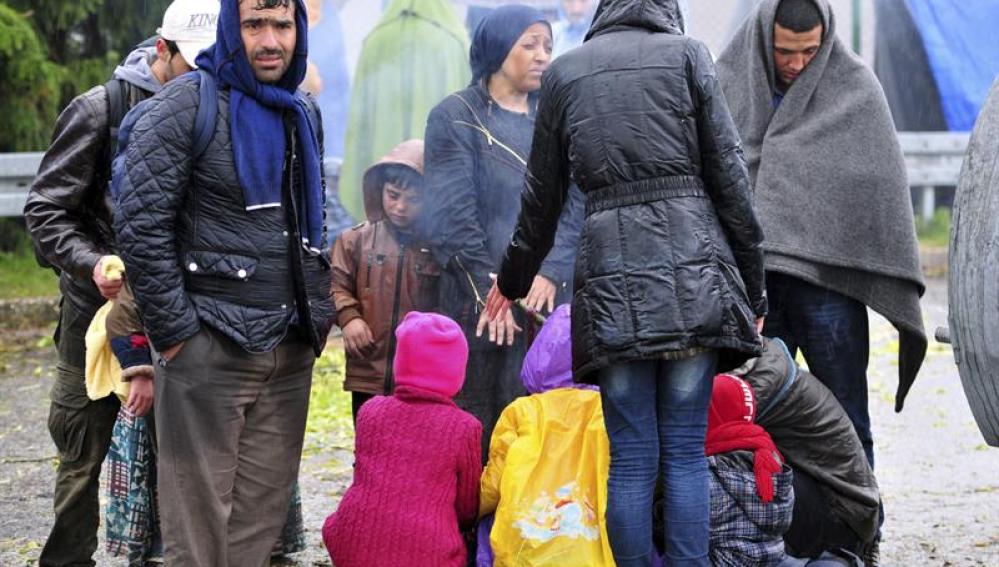 Refugiados esperan bajo la lluvia en la frontera entre Croacia y Eslovenia