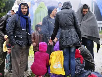 Refugiados esperan bajo la lluvia en la frontera entre Croacia y Eslovenia Refugiados esperan bajo la lluvia en la frontera entre Croacia y Eslovenia