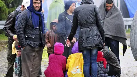 Refugiados esperan bajo la lluvia en la frontera entre Croacia y Eslovenia Refugiados esperan bajo la lluvia en la frontera entre Croacia y Eslovenia