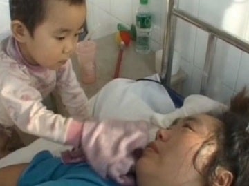 Niña china cuida de su madre