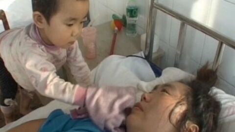 Ni&ntilde;a china cuida de su madre