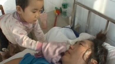 Una niña de 3 años cuida de su madre ingresada en el hospital