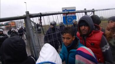 Eslovenia restringe la entrada de refugiados, que afrontan frío y lluvia