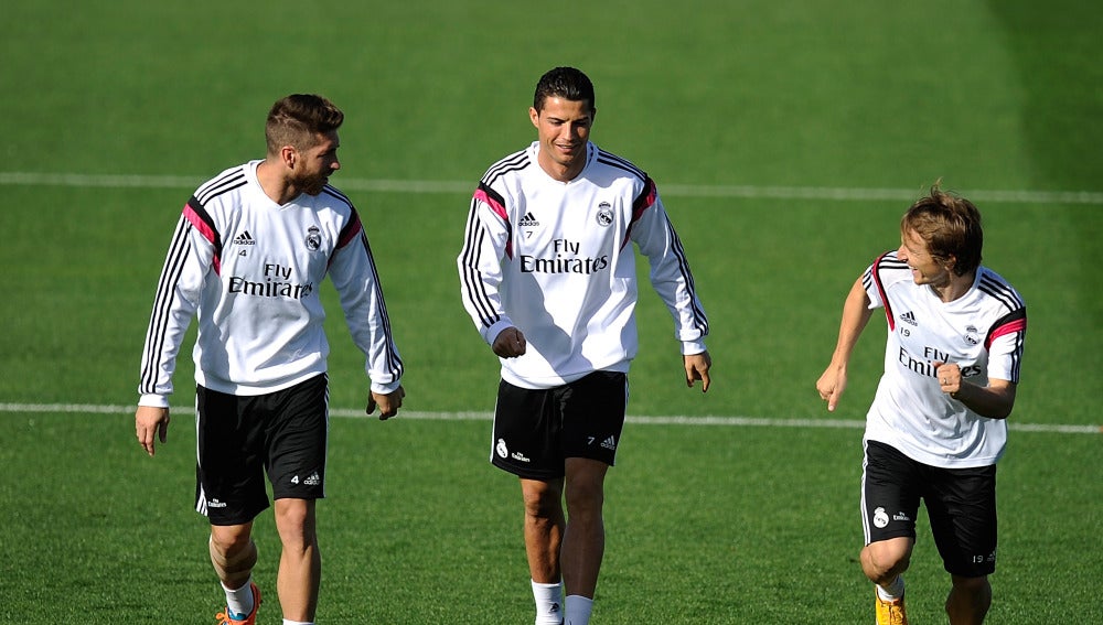 Ramos, Modric y Cristiano se ejercitan durante un entrenamiento con el Madrid