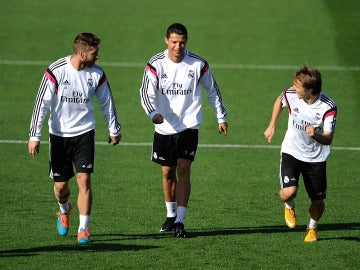 Ramos, Modric y Cristiano se ejercitan durante un entrenamiento con el Madrid