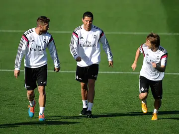 Ramos, Modric y Cristiano se ejercitan durante un entrenamiento con el Madrid Ramos, Modric y Cristiano se ejercitan durante un entrenamiento con el Madrid