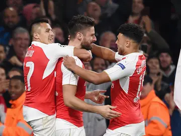 Giroud celebra su gol contra el Bayern con sus compañeros Giroud celebra su gol contra el Bayern con sus compañeros