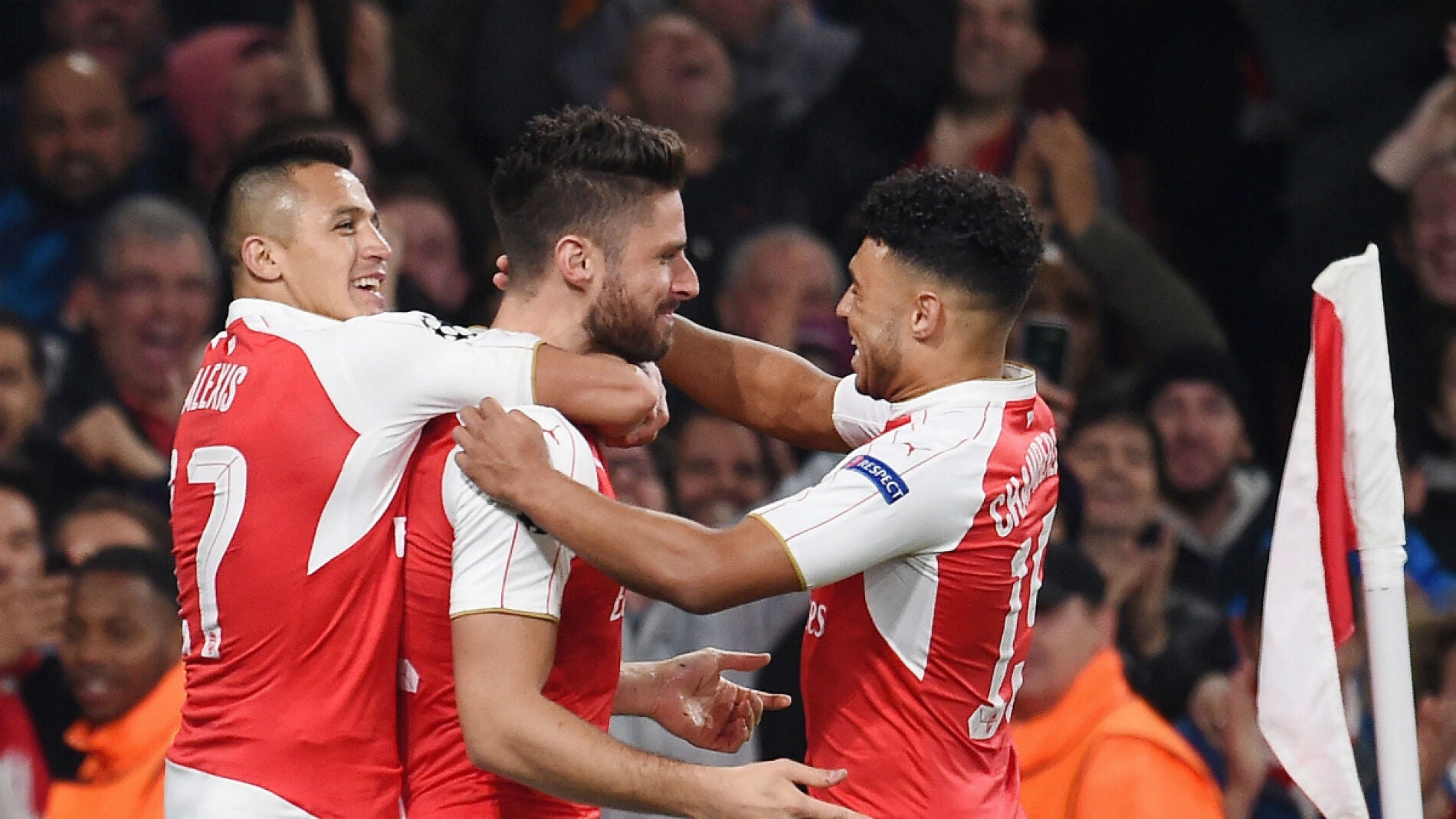 Giroud celebra su gol contra el Bayern con sus compa&ntilde;eros