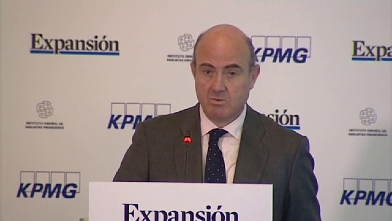 De Guindos avanza que el paro se reducirá en cerca de 650.000 personas este año