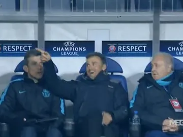Luis Enrique bromea con su preparador físico Luis Enrique bromea con su preparador físico