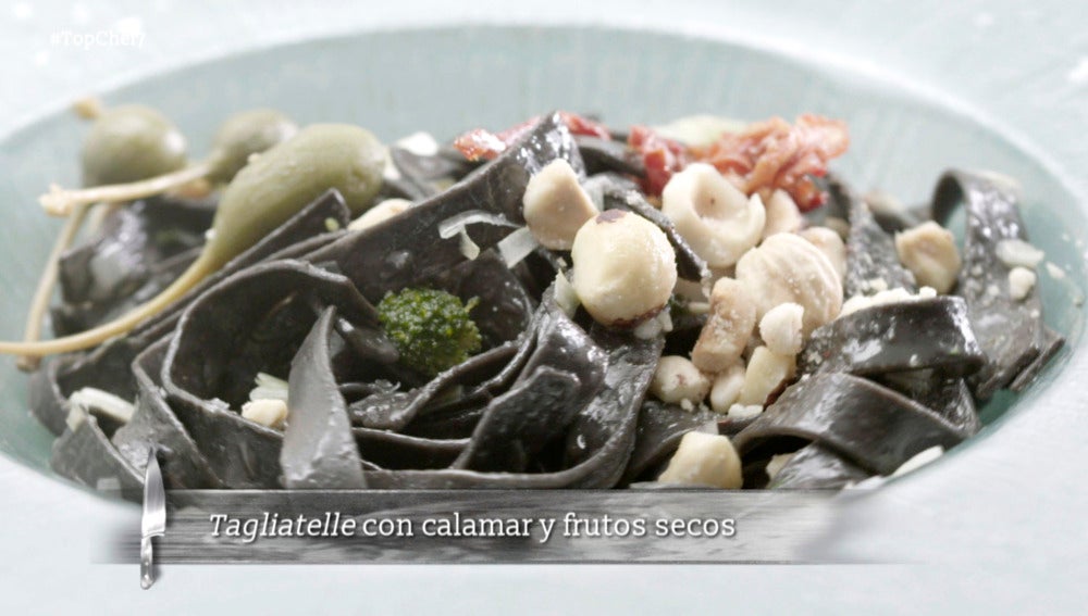 Tagliatelle con calamar y frutos secos