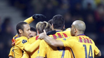 Los jugadores del Barcelona celebran el primer gol de Rakitic