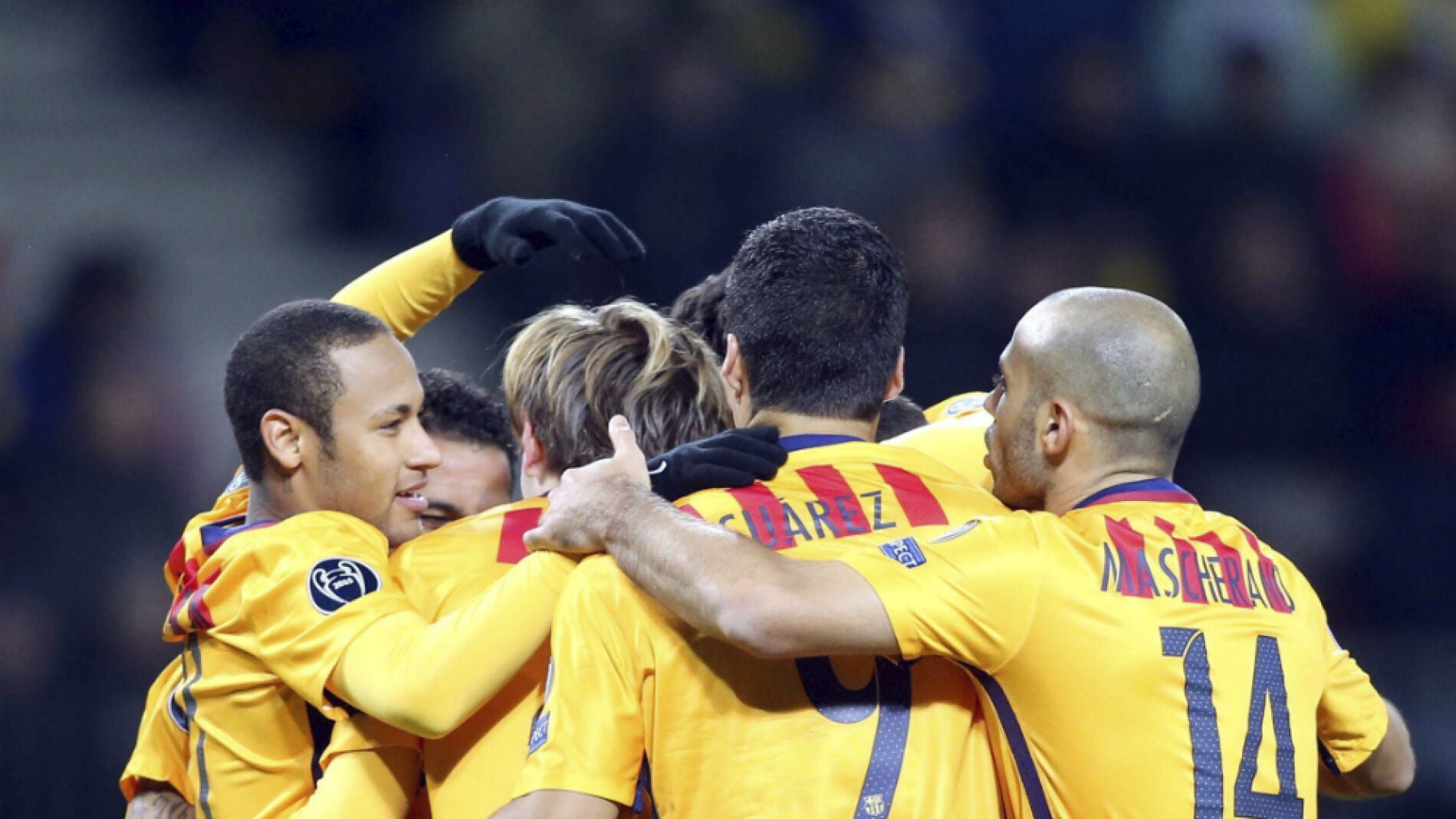 Los jugadores del Barcelona celebran el primer gol de Rakitic