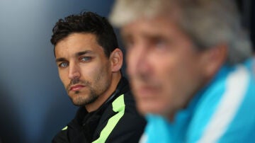 Jesús Navas, en rueda de prensa del City junto a Pelligrini