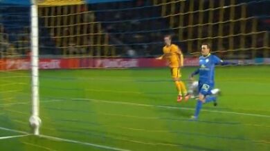 Rakitic la pica ante Chernik para hacer el 0-2