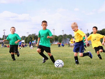 Niños jugando al fútbol