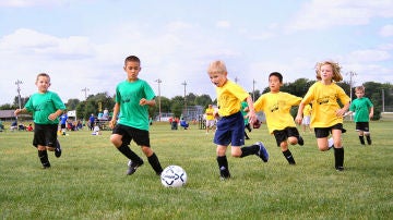 Niños jugando al fútbol