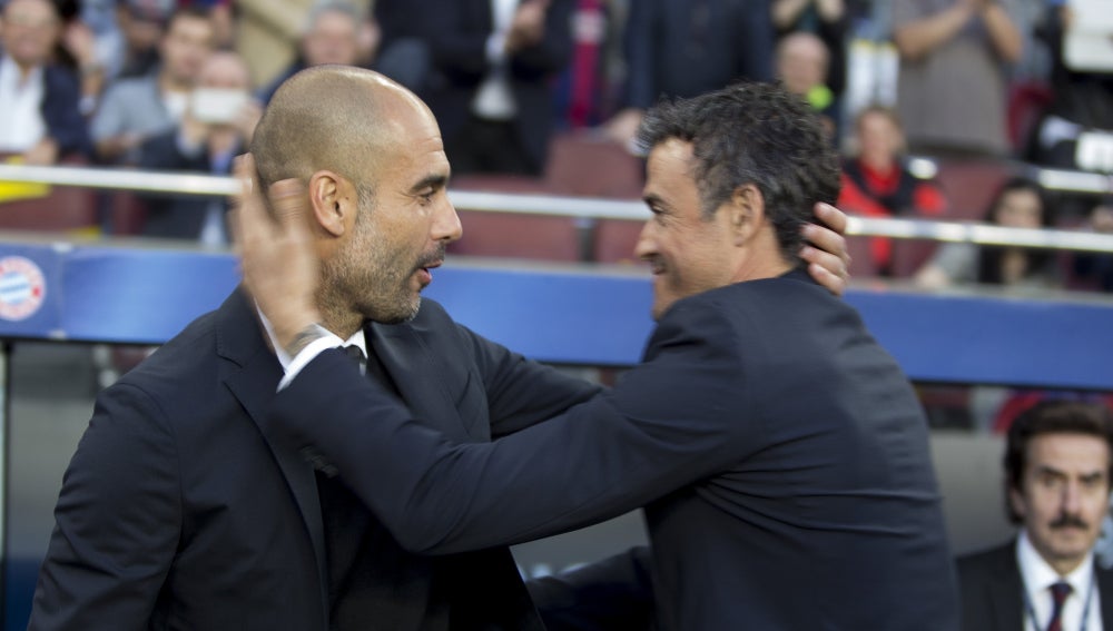 Guardiola y Luis Enrique se saludan antes de comenzar el partido