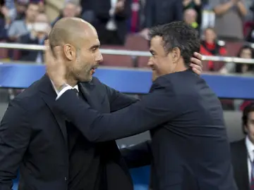 Guardiola y Luis Enrique se saludan antes de comenzar el partido Guardiola y Luis Enrique se saludan antes de comenzar el partido