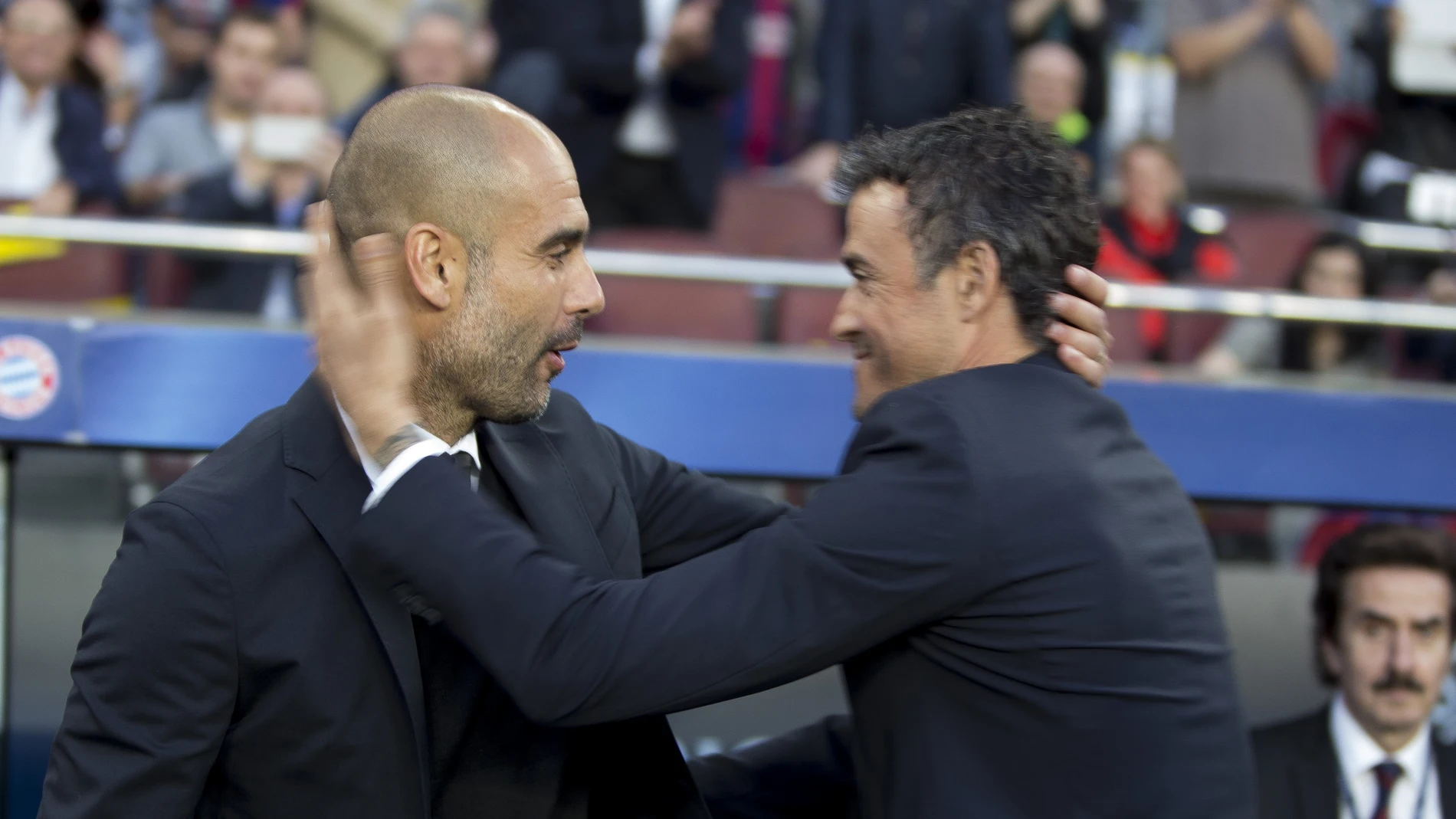 Guardiola y Luis Enrique se saludan antes de comenzar el partido Guardiola y Luis Enrique se saludan antes de comenzar el partido