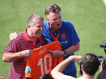Zico posa sonriente junto con Van Gaal cuando este último era seleccionador holandés (archivo)