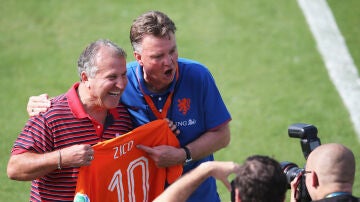 Zico posa sonriente junto con Van Gaal cuando este último era seleccionador holandés (archivo)
