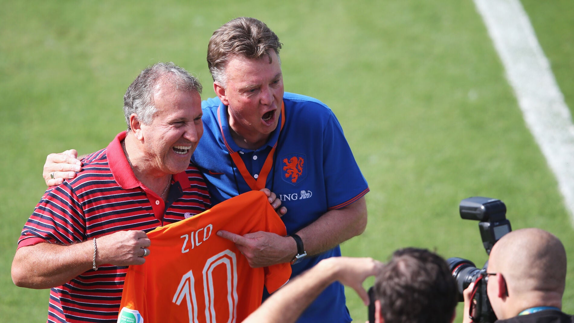 Zico posa sonriente junto con Van Gaal cuando este &uacute;ltimo era seleccionador holand&eacute;s (archivo)