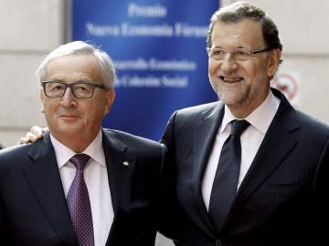 Rajoy posa con Junker.