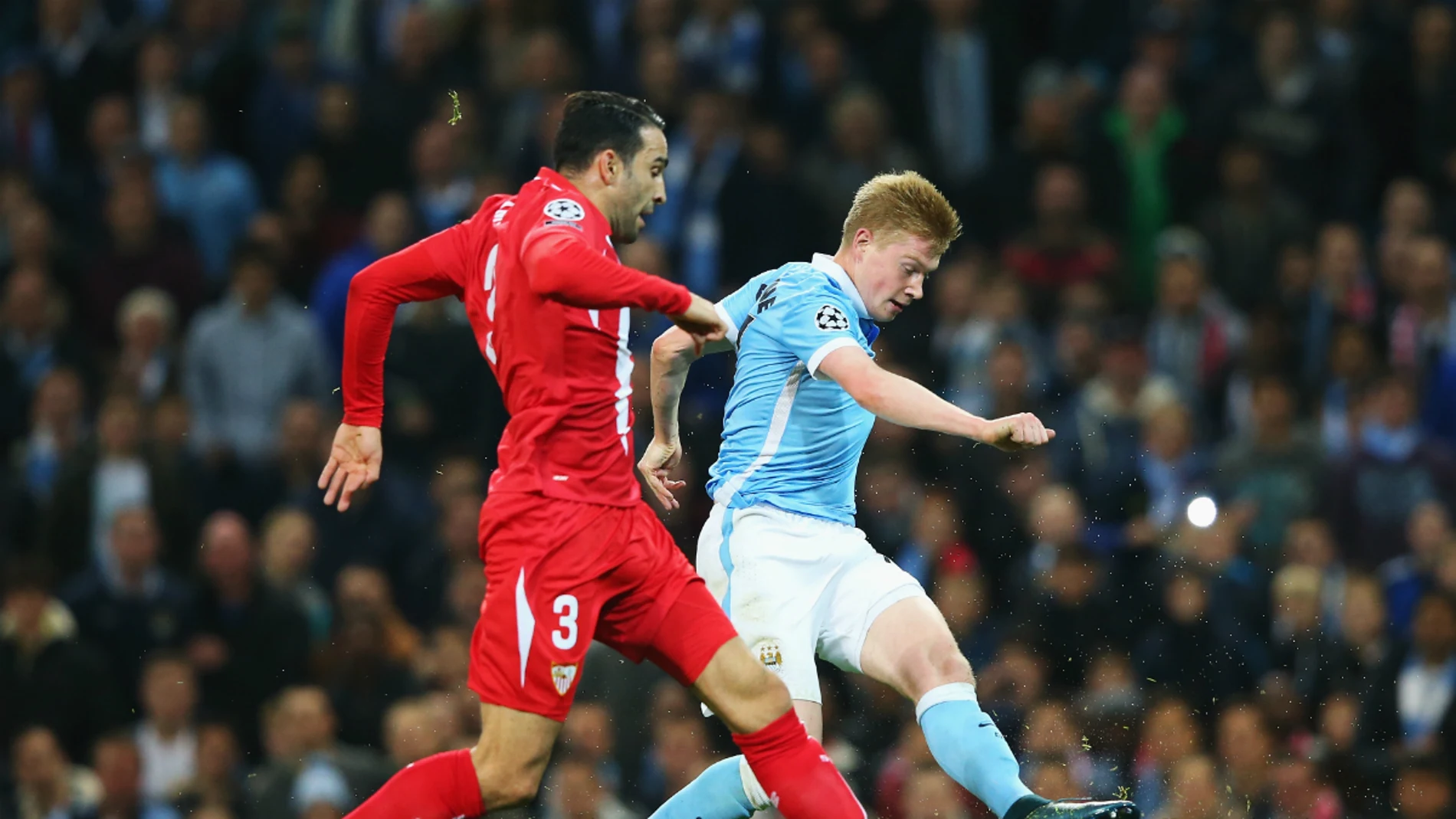 Kevin De Bruyne dispara ante la defensa de Rami Kevin De Bruyne dispara ante la defensa de Rami