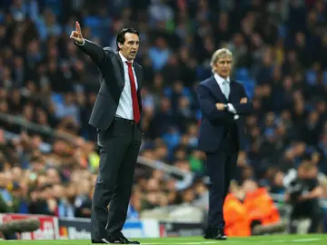 Unai Emery, con Manuel Pellegrini en segundo plano, durante el encuentro Unai Emery, con Manuel Pellegrini en segundo plano, durante el encuentro