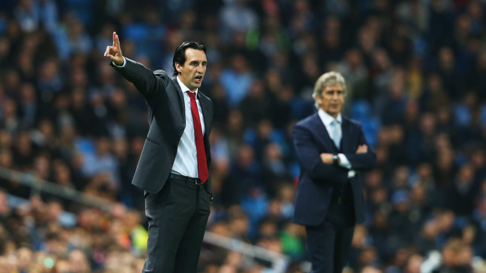 Unai Emery, con Manuel Pellegrini en segundo plano, durante el encuentro