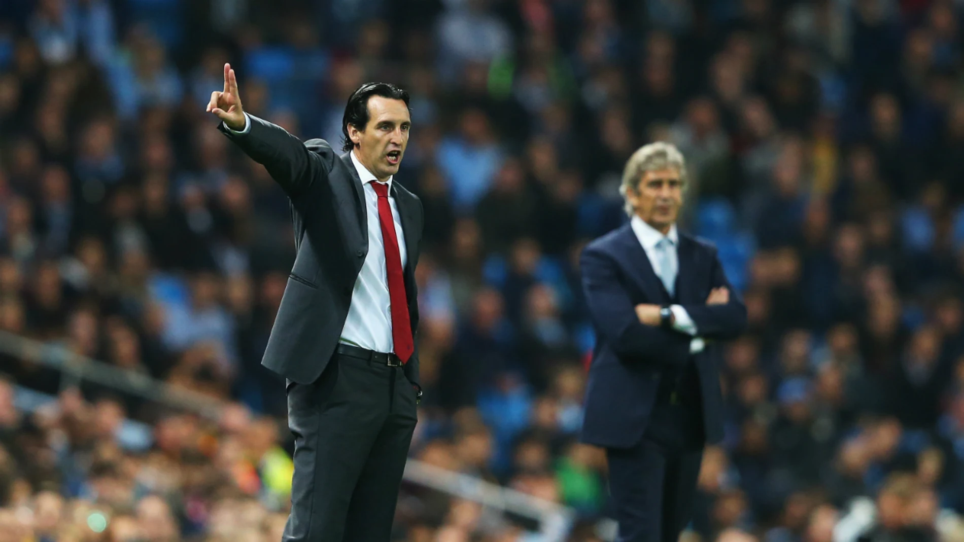 Unai Emery, con Manuel Pellegrini en segundo plano, durante el encuentro Unai Emery, con Manuel Pellegrini en segundo plano, durante el encuentro