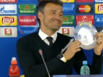 Luis Enrique sostiene un plato en la sala de prensa Luis Enrique sostiene un plato en la sala de prensa