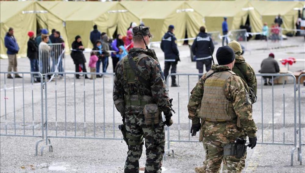 Soldados eslovenos hacen guardia en un centro para refugiados