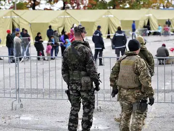 Soldados eslovenos hacen guardia en un centro para refugiados Soldados eslovenos hacen guardia en un centro para refugiados