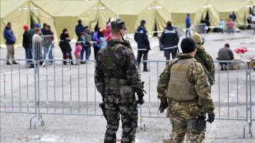 Soldados eslovenos hacen guardia en un centro para refugiados