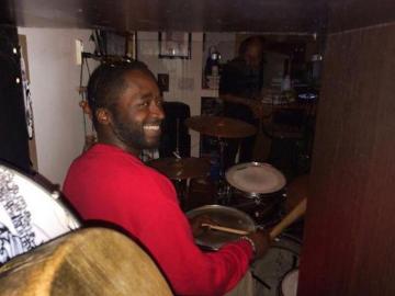 Corey Jones, tocando la batería