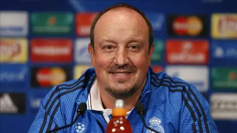 Benítez sonríe en rueda de prensa Benítez sonríe en rueda de prensa