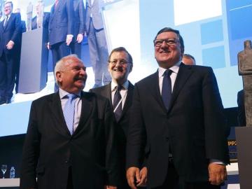 Mariano Rajoy, junto al expresidente de la CE, José Manuel Durao Barroso, y el presidente del PPE, Joseph Daul