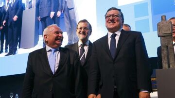 Mariano Rajoy, junto al expresidente de la CE, José Manuel Durao Barroso, y el presidente del PPE, Joseph Daul