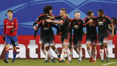 El United festeja el gol de Martial